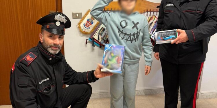 Vende disegni per comprare un regalo alla sorellina: un bambino di 11 anni insegna il vero senso del Natale