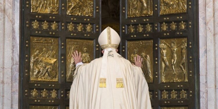 Giubileo, chiusa la Porta Santa in Laterano: il rito guidato dal cardinale Reina
