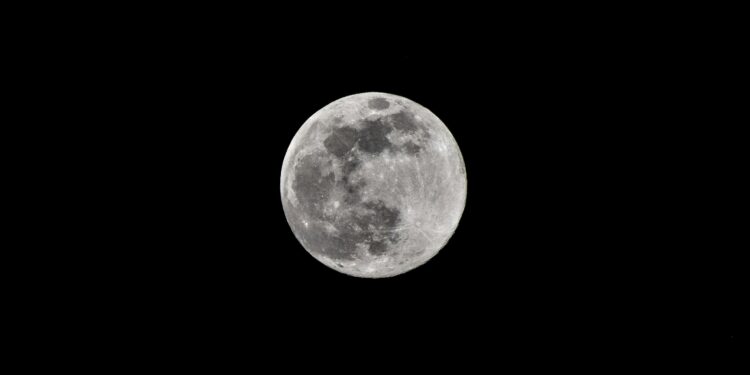 Luna Piena Fredda 2025: la Superluna del 4 dicembre illumina il cielo