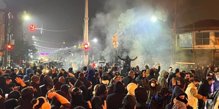 Crisi in Iran: proteste di massa, repressione violenta e blackout delle comunicazioni. Cosa sta succedendo