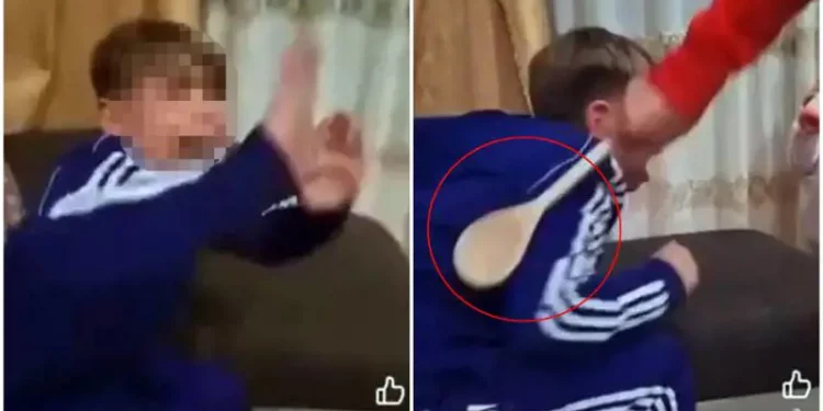 Padre picchia il figlio con un cucchiaio di legno, il video diventa virale: indagato per maltrattamenti