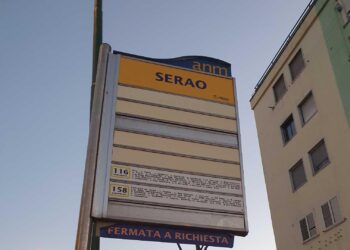 Cercola, tragedia a Caravita: giovane donna precipita dal quarto piano e muore