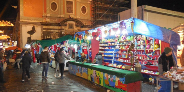 Epifania a Napoli: la “notte più lunga” di Piazza Mercato e la tradizione della Befana
