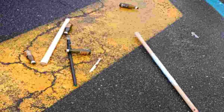 Scontri sulla A1 fra tifosi del Napoli e della Lazio: carreggiata bloccata, bastoni e coltelli sequestrati