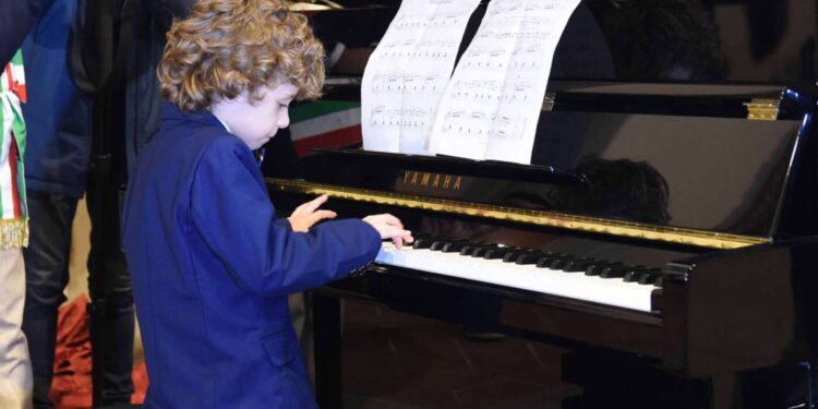 Si avvera il sogno di Alessandro, il “piccolo Mozart”: il pianoforte arriva finalmente a casa