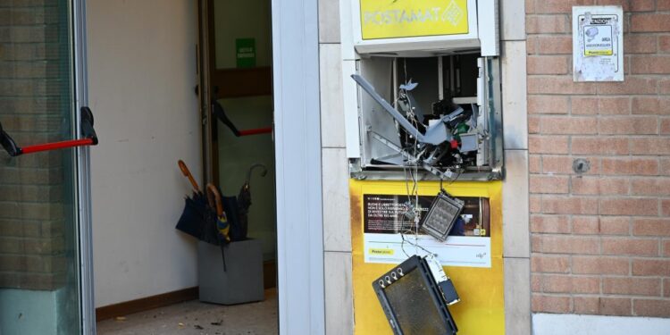 Ottaviano: fanno esplodere ATM dell’ufficio postale, ma non riescono a portare via il denaro