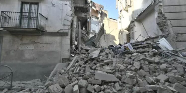 Casoria, crollo di una palazzina evacuata: tragedia sfiorata, nessun ferito ma famiglie senza casa