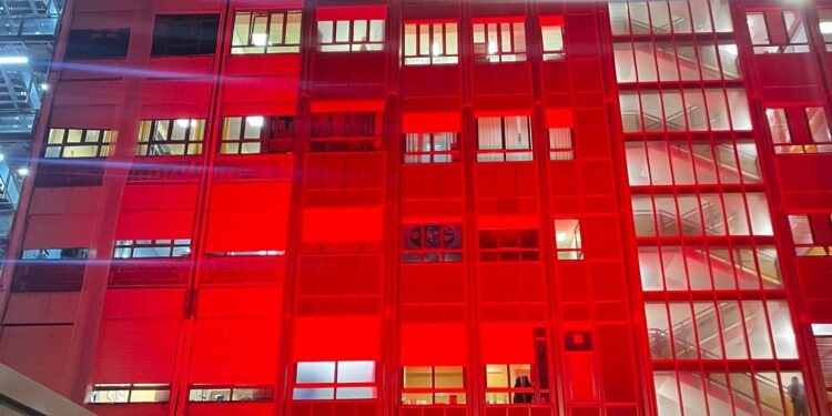 Giornata della Memoria, il Santobono si illumina di rosso. Fiori bianchi per ricordare i bambini vittime della Shoah