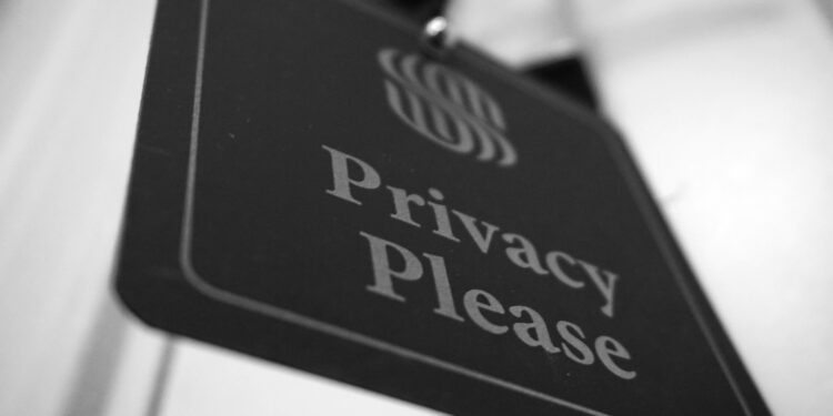 Codici e confini: come la crittografia difende la nostra privacy 