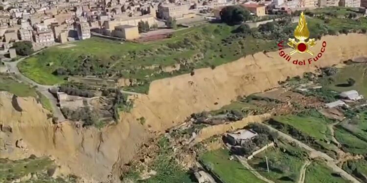 Frana di Niscemi: Meloni in Municipio, Schifani lancia l’allarme su danni e rischio crollo
