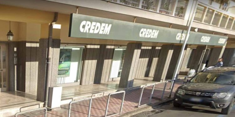 Cicciano, tentato assalto a una banca nella notte: ladri in fuga dopo l’allarme fumogeno