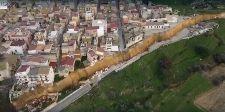 Sicilia, nuova frana a Niscemi: evacuazioni, rischio isolamento e disagi nel Sud Italia