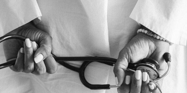 Medico di famiglia salva la vita a un paziente nel giorno del suo 70esimo compleanno