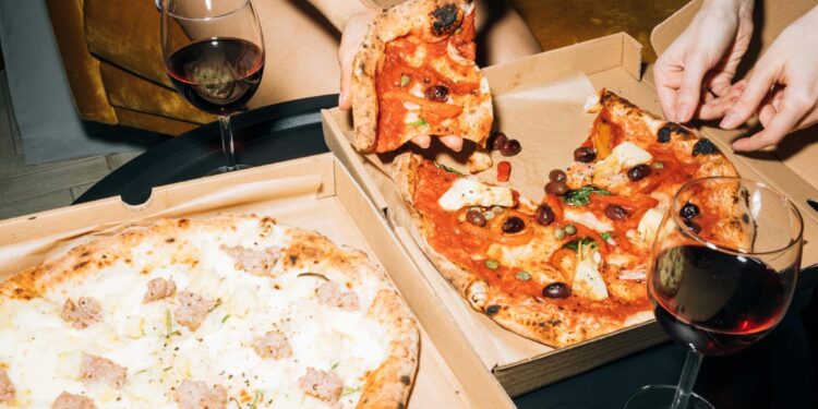 Cosa succede quando tocchiamo il cibo con le mani sporche: il sorprendente esito del test domestico