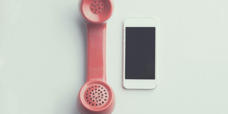Aumenti delle tariffe telefoniche nel 2026: rincari fino a 60 euro annui per gli utenti italiani