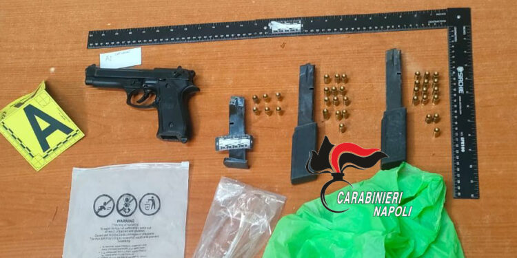 Scoperto arsenale di armi fantasma nel napoletano: pistole senza matricola nascoste in uno zaino