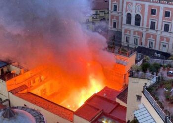 Incendio devasta il Teatro Sannazaro: il cuore culturale di Napoli in fiamme