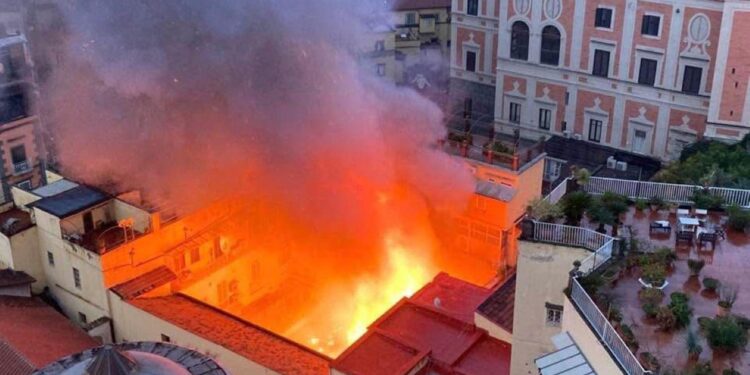 Incendio devasta il Teatro Sannazaro: il cuore culturale di Napoli in fiamme