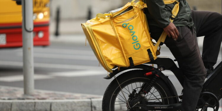 Caporalato digitale: anche Deliveroo finisce sotto controllo giudiziario per sfruttamento dei rider