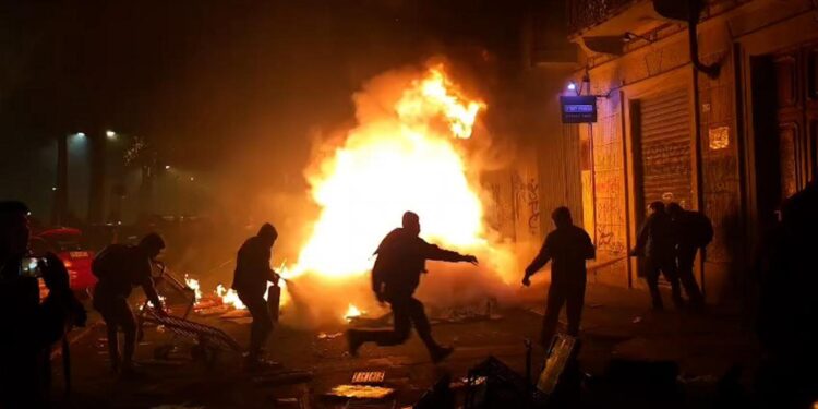 Torino, violenti scontri al corteo pro Askatasuna: oltre 100 agenti feriti e arresti