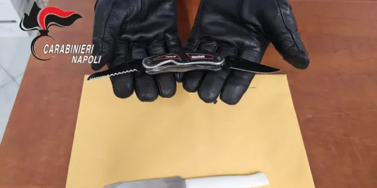 Coltelli in classe nel napoletano: due quindicenni denunciati dai Carabinieri