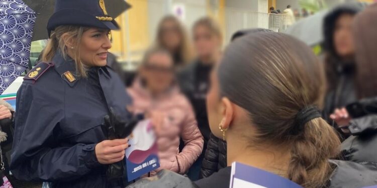 Afragola, inaugurata la panchina rossa in memoria di Martina Carbonaro: in piazza il camper della Polizia