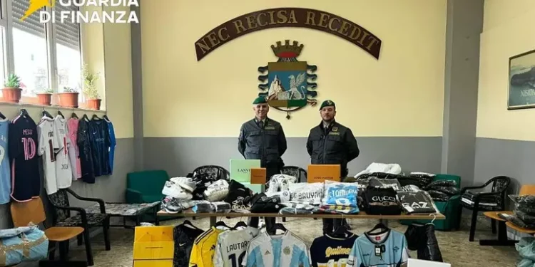 Napoli, maxi sequestro di merce contraffatta: migliaia di capi e dvd falsi, 4 denunciati