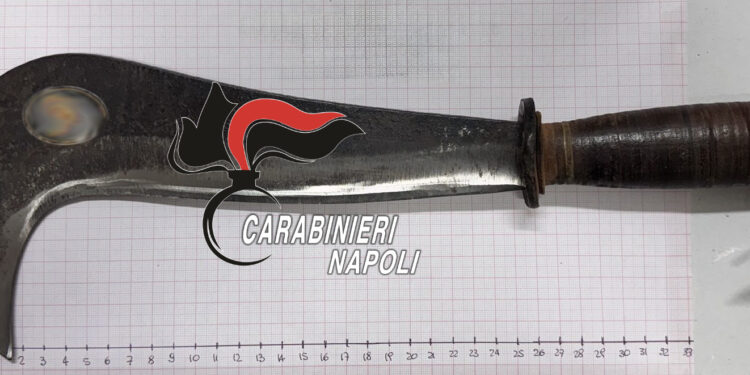 Pozzuoli, pensionato fermato con un’ascia da 27 centimetri: controlli a tappeto dei Carabinieri
