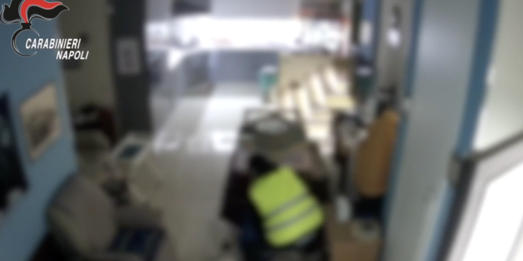 VIDEO-Finti postini rapinano e sequestrano un anziano a Fuorigrotta: due arresti a Napoli