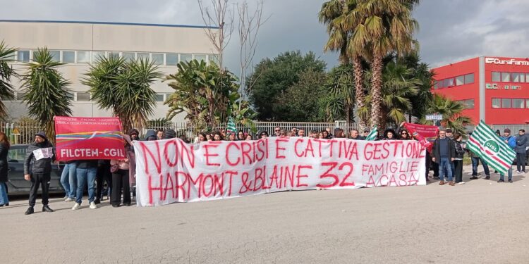 Sciopero per dire stop ai licenziamenti alla Harmont & Blaine di Caivano: azienda disponibile al dialogo