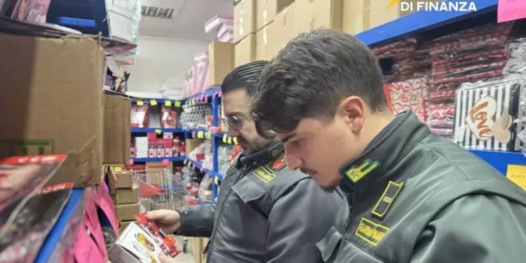 Maxi sequestro di maschere e gadget di Carnevale tra Napoli e provincia