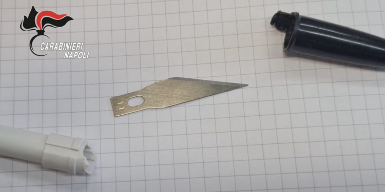 Napoli, “penna-taglierino” nello zaino di un 13enne: intervengono i carabinieri chiamati dalla preside