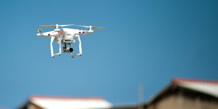 Napoli, drone usato per spiare l’ex si schianta contro la finestra: arrestato 28enne