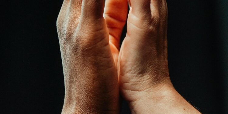 Due donne arrestate per un bacio in pubblico, rischiano l’ergastolo