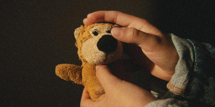 Bimba di 4 anni morta nel 2024 nel napoletano: due arresti per omicidio aggravato