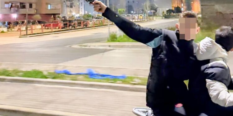 Ponticelli, minori armati sfidano i rivali del Conocal sui social network