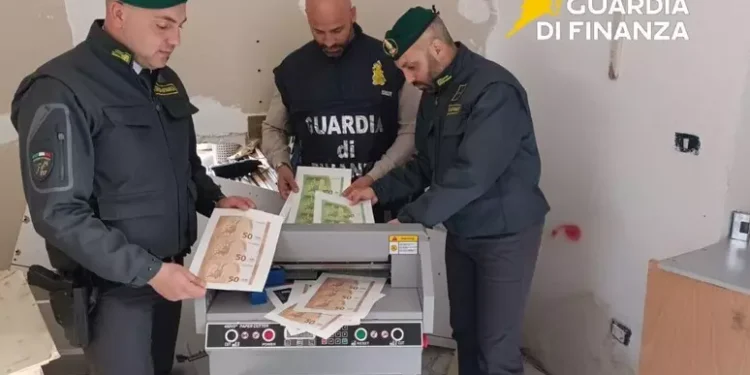Torre Annunziata, maxi sequestro di euro falsi: banconote “invecchiate” per sembrare vere, un arresto