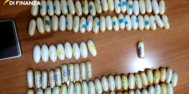 Napoli, corriere della droga con 123 ovuli ingeriti: arrestato alla Stazione Centrale