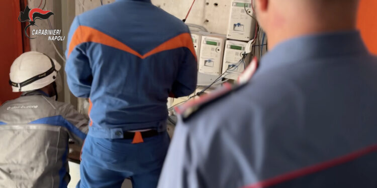 Napoli: Controlli nel quartiere Mercato. I carabinieri denunciano 6 condomini che rubavano la corrente