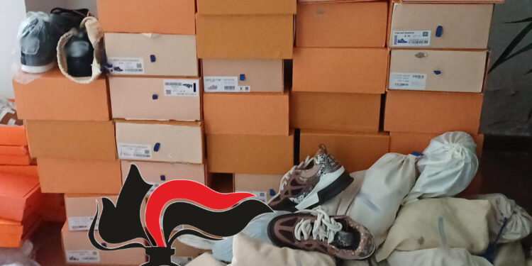 Napoli, fabbrica del falso nel cuore del Pendino: sequestrati capi di alta moda contraffatti