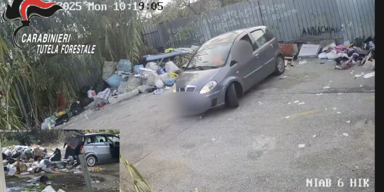 Rifiuti pericolosi abbandonati nel napoletano: due ai domiciliari con braccialetto elettronico