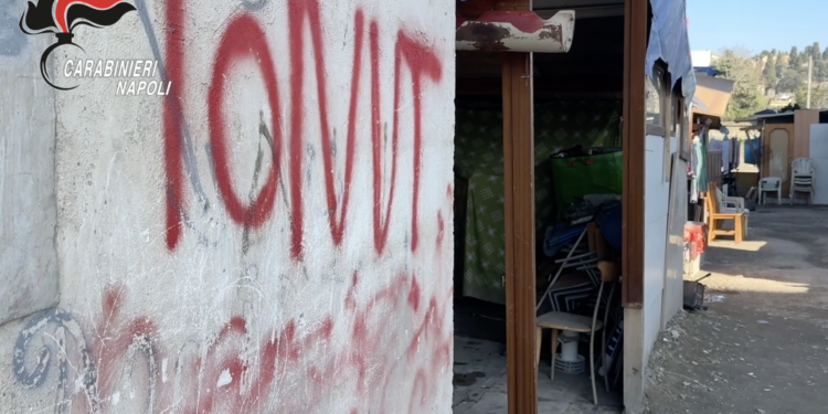 Napoli, viaggio nel campo nomadi di via del Macello: tra roghi, degrado e controlli dei Carabinieri