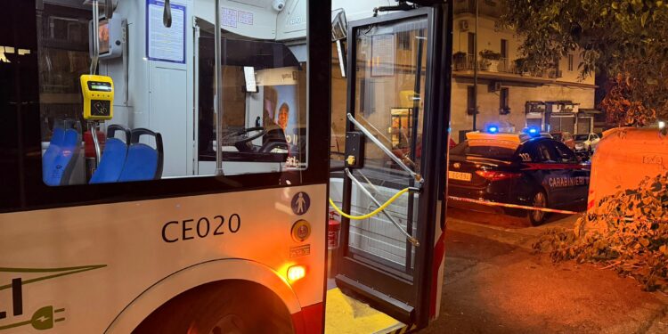 Napoli, sequestra e ferisce una donna su un autobus: arrestato, carabinieri evitano il linciaggio