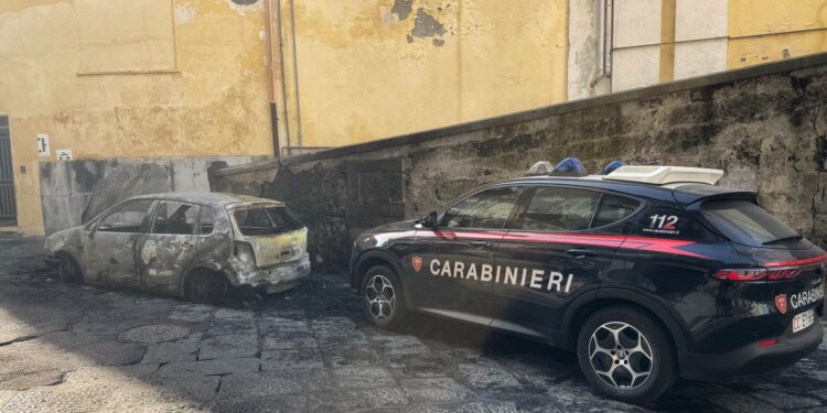 Incendia gli abiti dell’ex e li lancia dal balcone danneggiando un’auto: arrestato 34enne nel napoletano