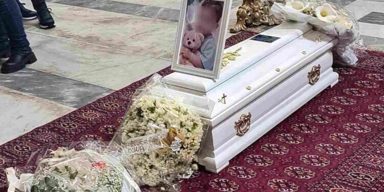 Funerali Domenico, la lettera di mamma Patrizia: «Spero che ognuno lo conservi in un angolo del suo cuore»