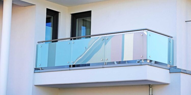 I vantaggi del parapetto in vetro