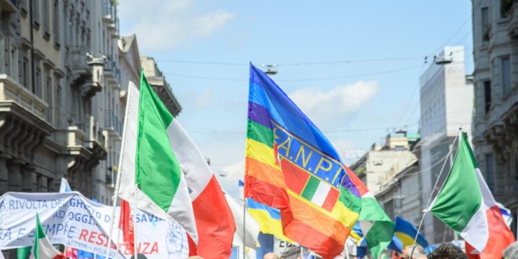 25 aprile tra tensioni e violenze: insulti alla Brigata Ebraica a Milano, aggressioni a Roma