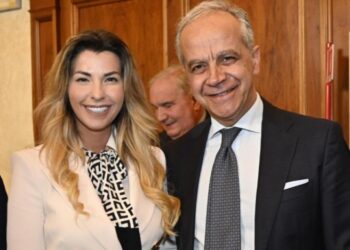 Potere, scandali e narrazione: quando il bersaglio diventa la donna e il sistema resta invisibile