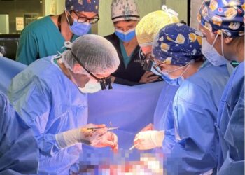 Al Monaldi una protesi ibrida personalizzata per salvare un paziente da un grave aneurisma