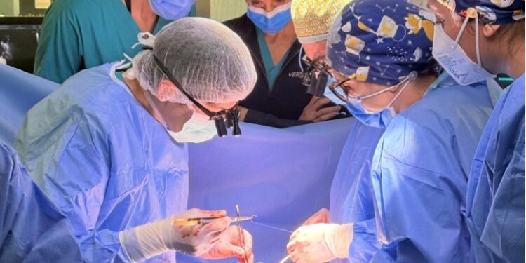Al Monaldi una protesi ibrida personalizzata per salvare un paziente da un grave aneurisma